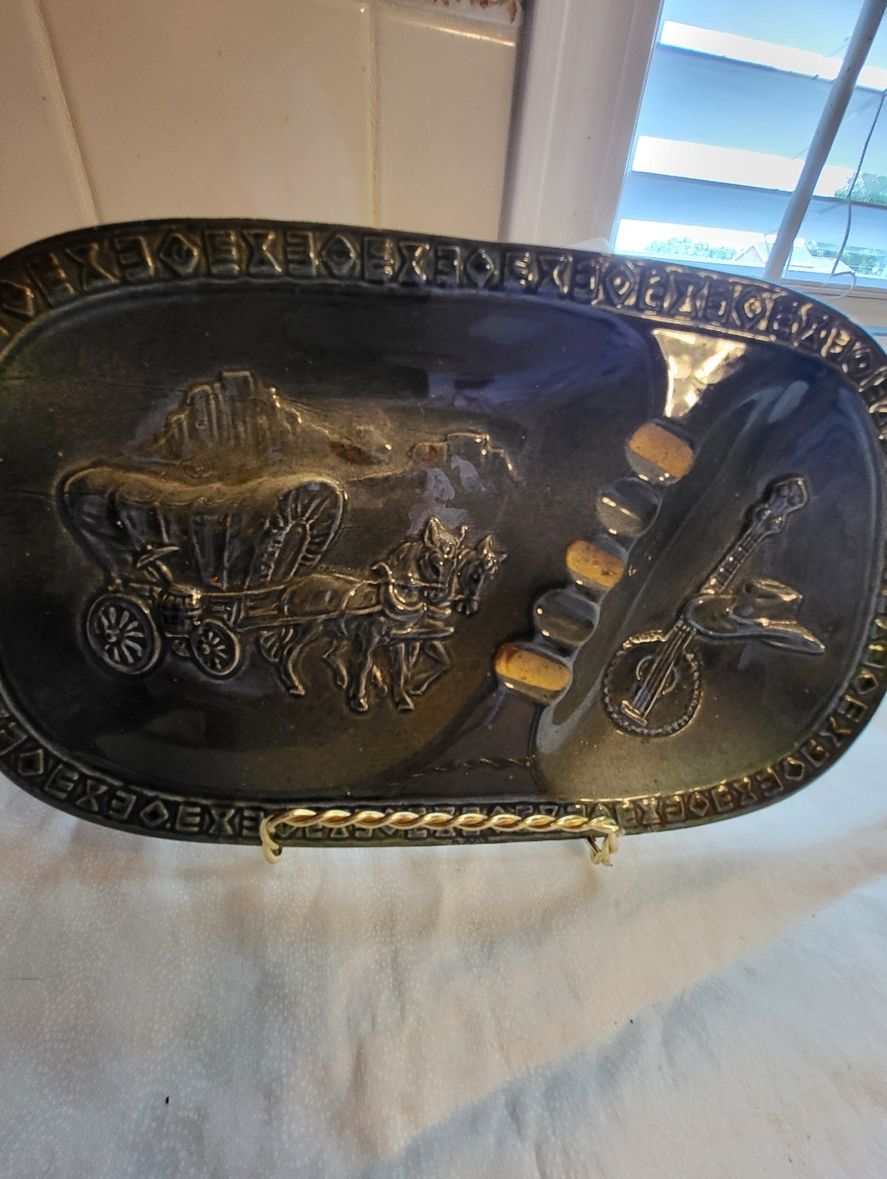 Green Ceramic Pottery 6 x 10 Ashtray with Wagon & Banjo Motif